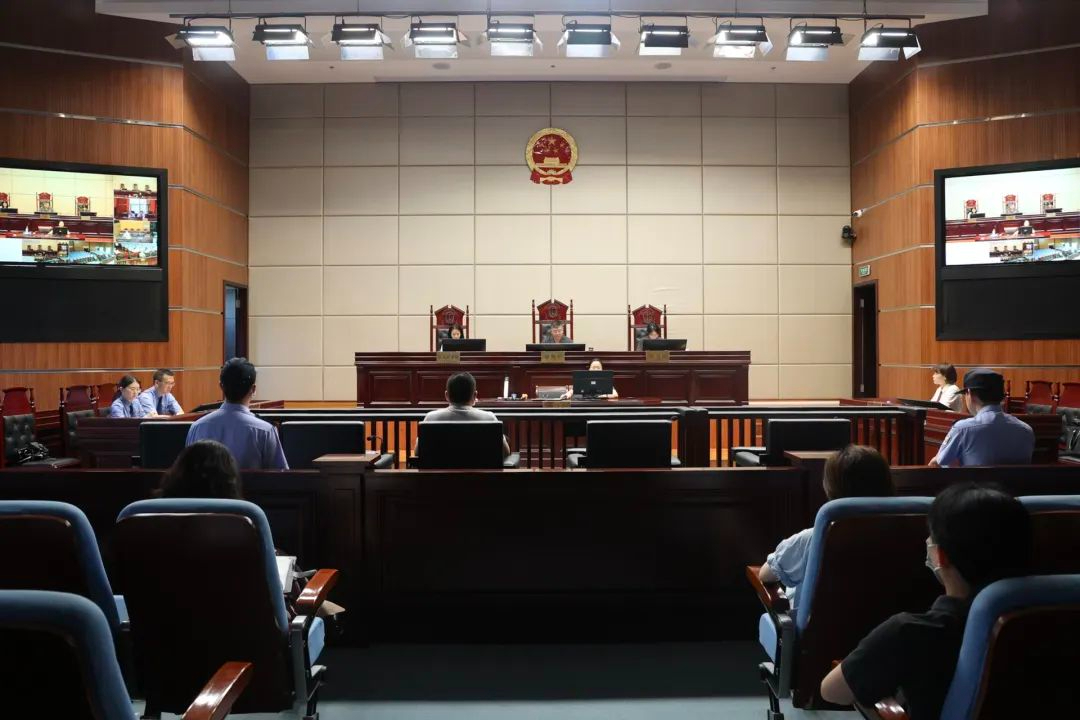 偽造環(huán)境報(bào)告批復(fù)，獲有期徒刑六個(gè)月十五日